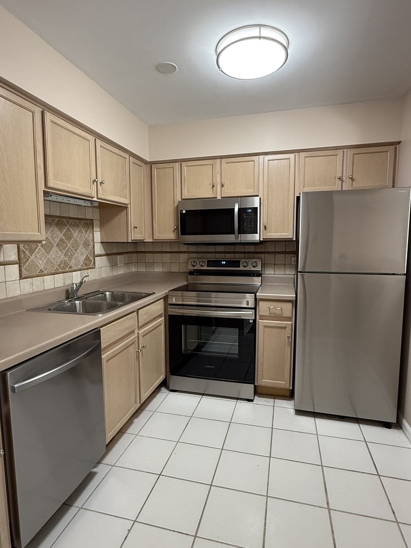 239 W Court Of Shorewood 1B