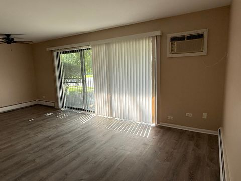 Tiny photo for 239 W Court Of Shorewood #1B, Vernon Hills, IL 60061 (MLS # 12434029)