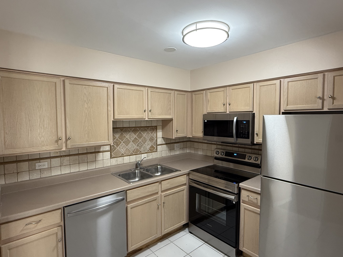 239 W Court Of Shorewood 1B