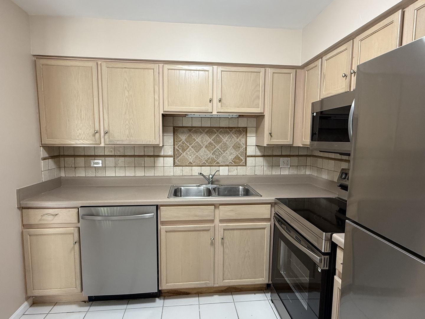 239 W Court Of Shorewood 1B