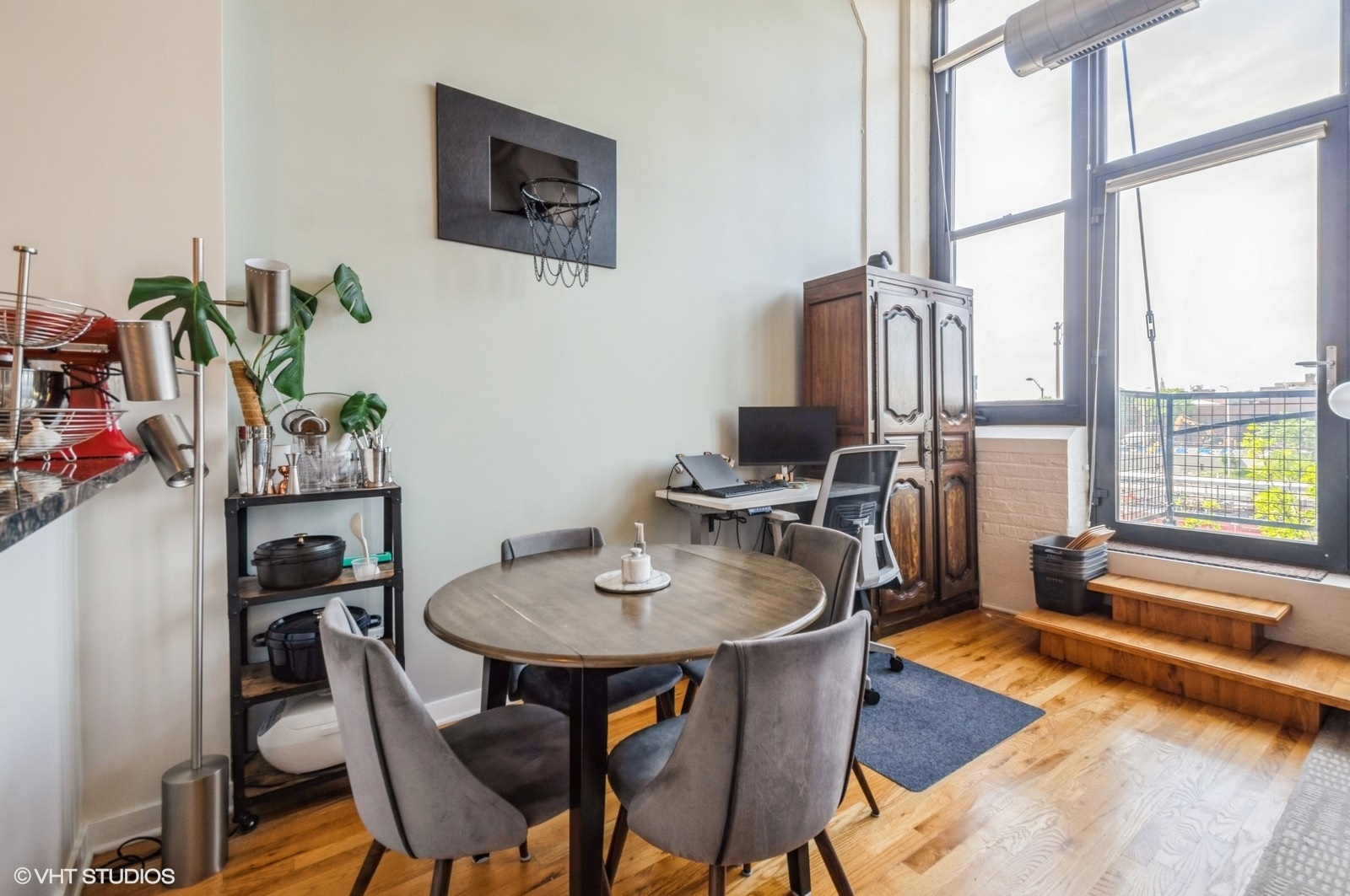 1224 W VAN BUREN Avenue 204