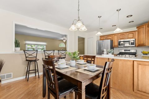 Tiny photo for 725 Wiltshire Court, Crystal Lake, IL 60014 (MLS # 12661567)
