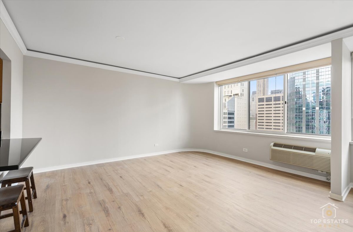 211 E Ohio Street 2806