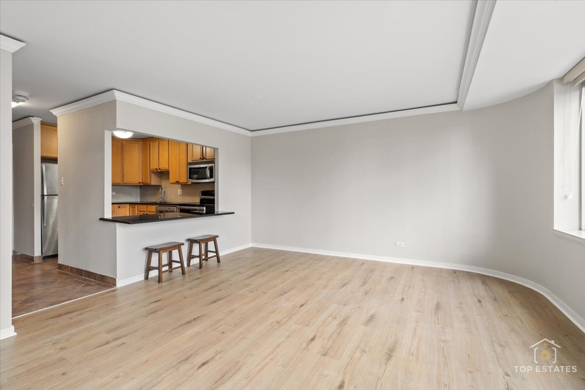 211 E Ohio Street 2806