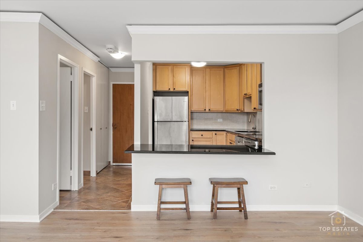 211 E Ohio Street 2806