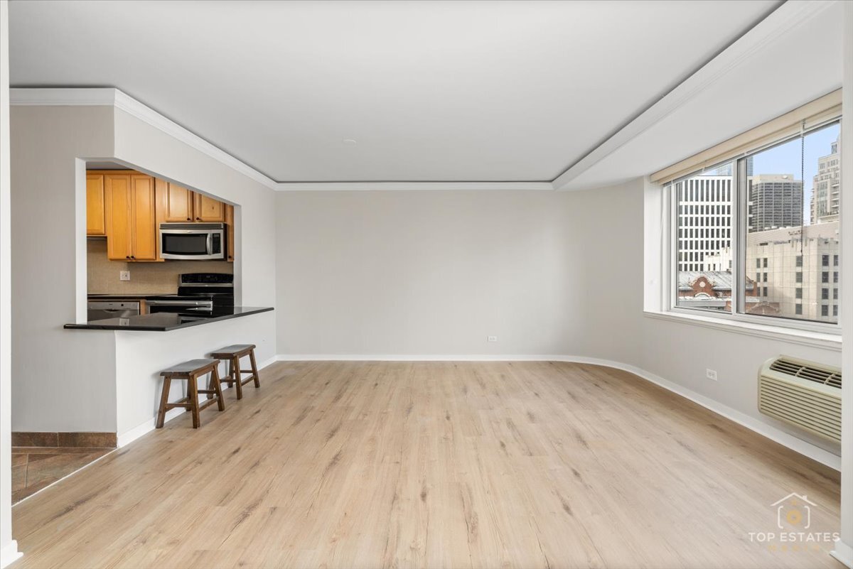 211 E Ohio Street 2806