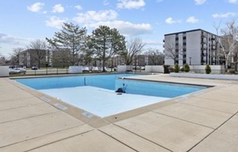 Tiny photo for 9078 W Heathwood Drive #5N, Niles, IL 60714 (MLS # 12522281)