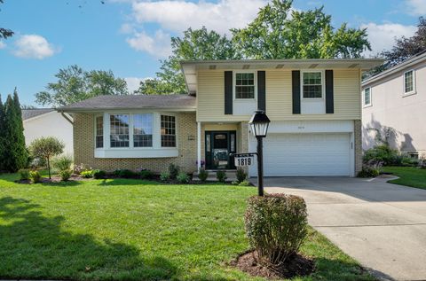 Photo of 1819 E Wood Lane, Mount Prospect, IL 60056 (MLS # 12485722)