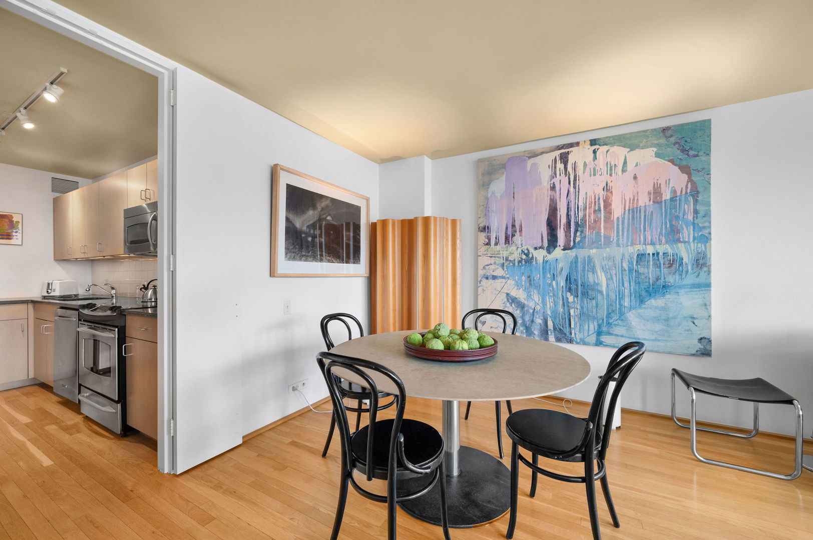 260 E Chestnut Street 4003