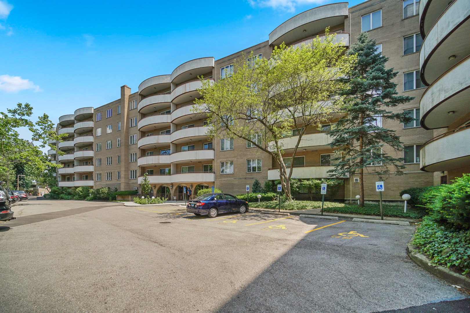 6400 N Cicero Avenue 213