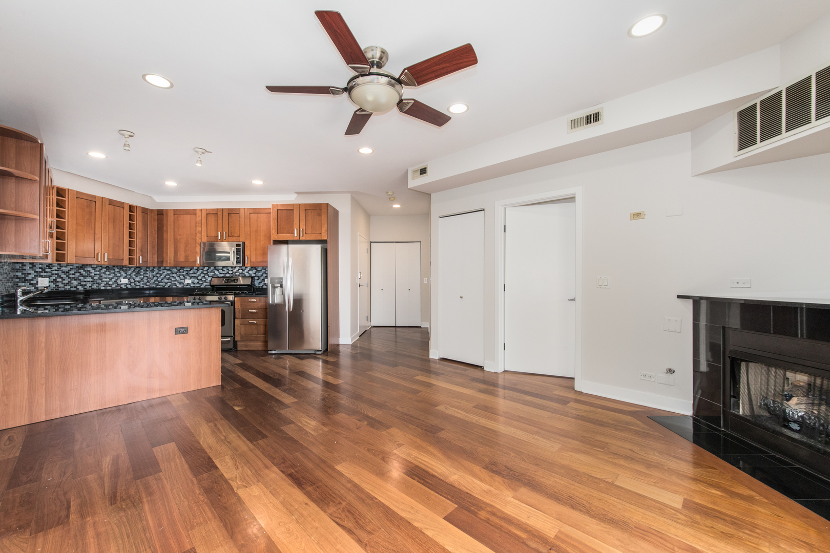 651 N MILWAUKEE Avenue 302