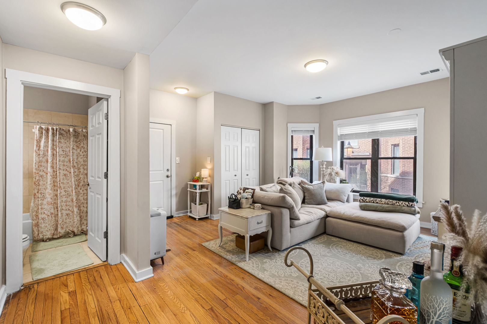 901 W Cornelia Avenue 1N