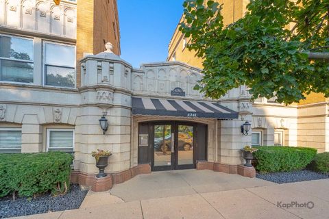 Tiny photo for 4240 N Clarendon Avenue #200S, Chicago, IL 60613 (MLS # 12487275)