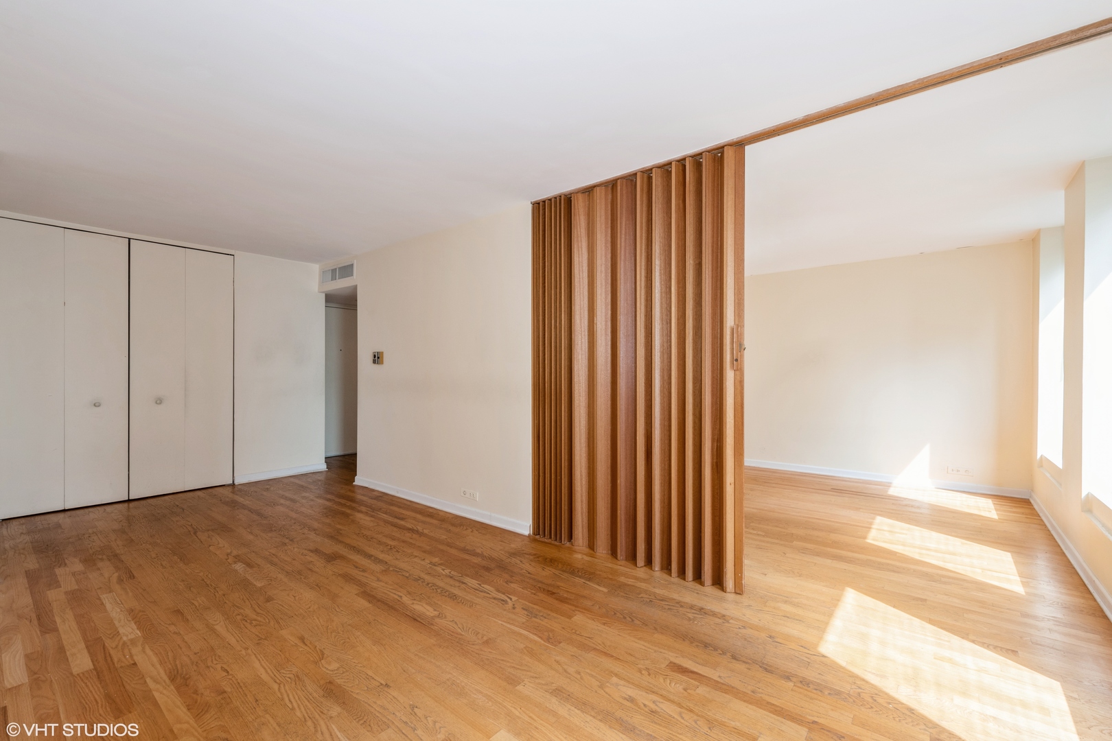 260 E Chestnut Street 1211