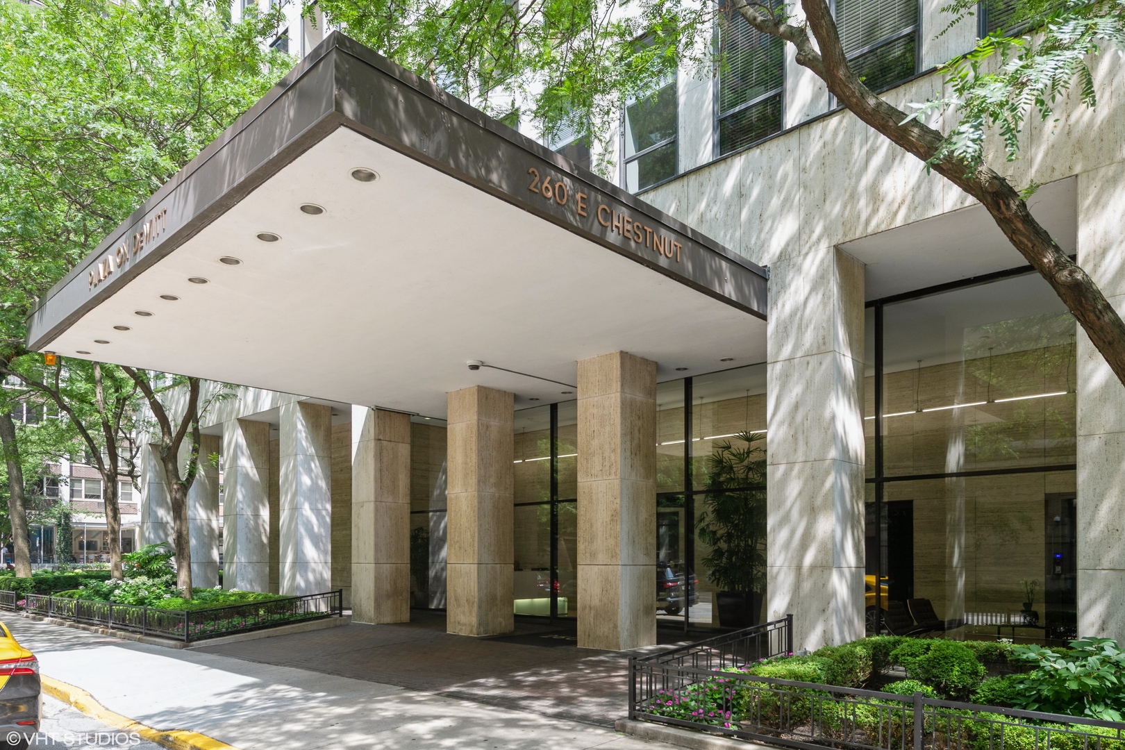 260 E Chestnut Street 1211