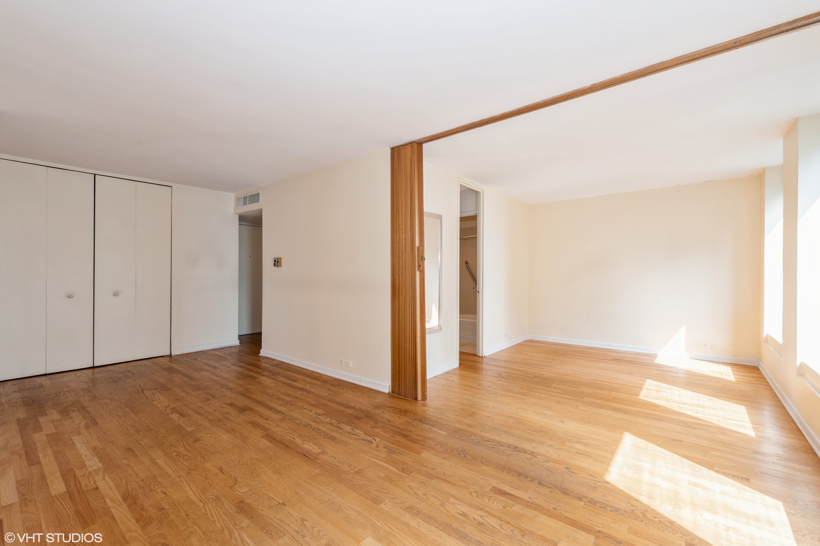 260 E Chestnut Street 1211