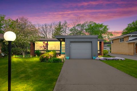 304 S Mount Prospect Road, Mount Prospect, IL 60056 - #: 12639755