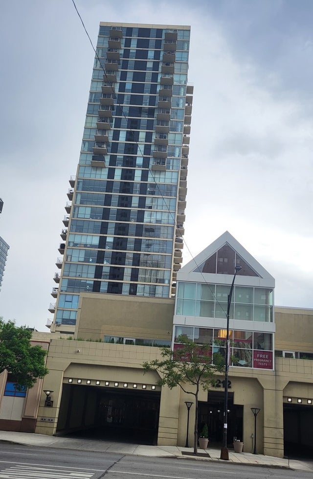 1212 N LASALLE Street 2104