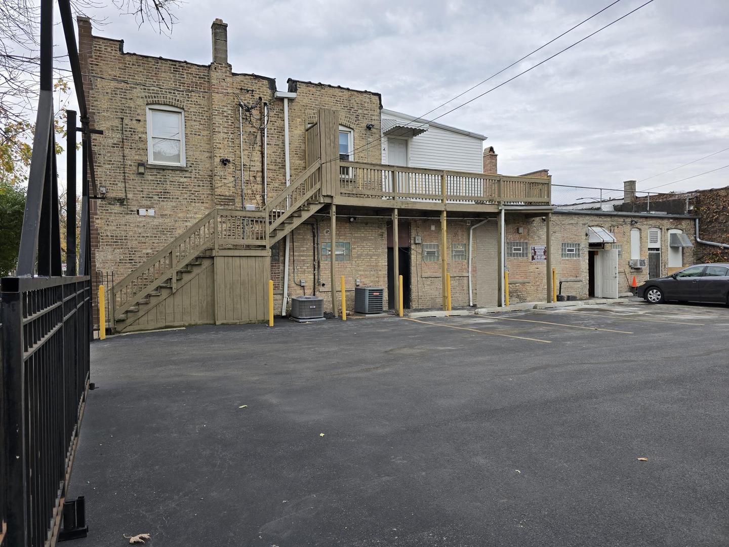 3034-3042 W Montrose Avenue