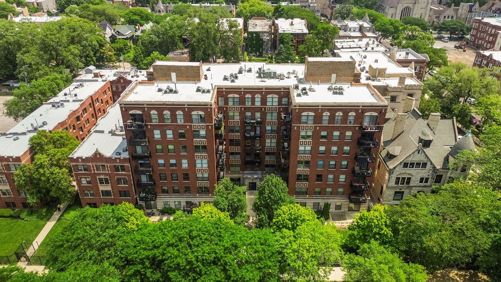 Photo for 4537 S Drexel Boulevard #504, Chicago, IL 60653 (MLS # 12415861)