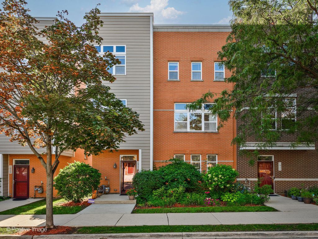 Photo for 1922 N Lotus Avenue, Chicago, IL 60639 (MLS # 12507298)