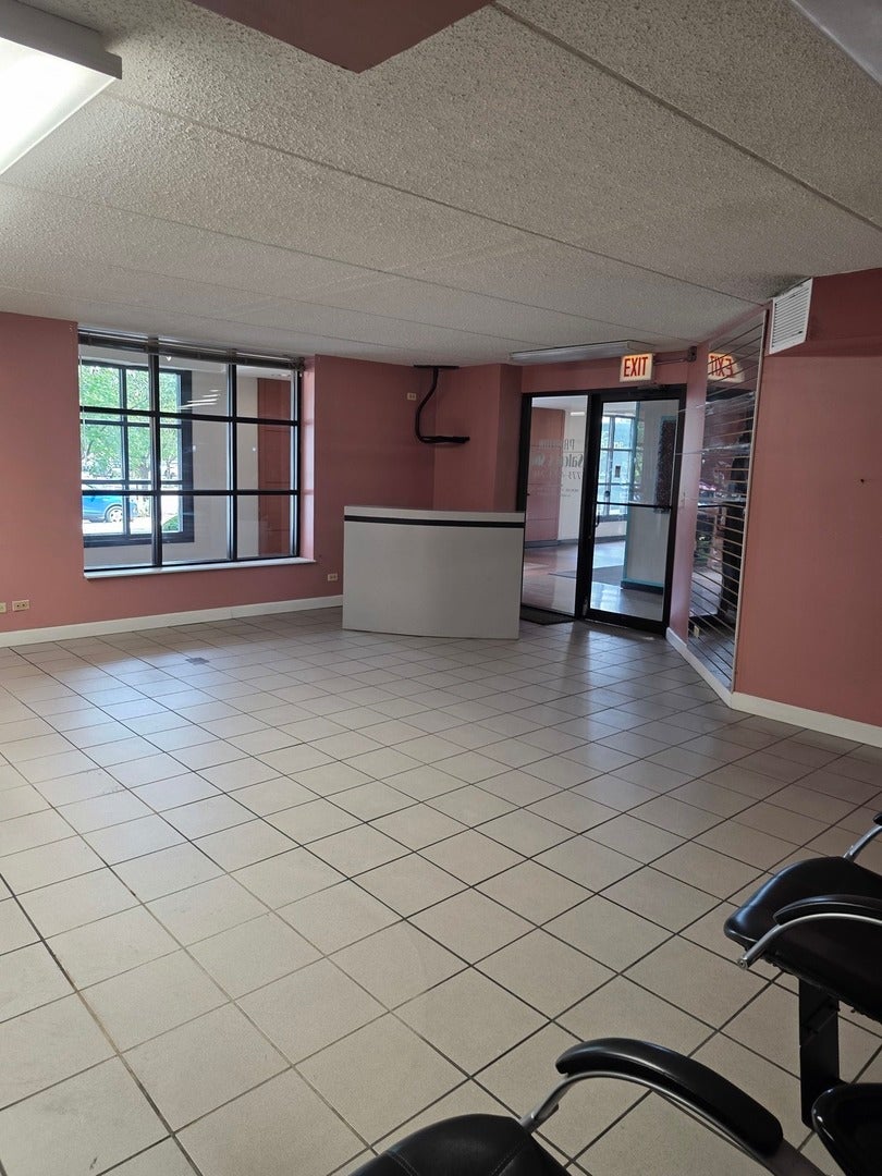 5441 N East River Road RETAIL