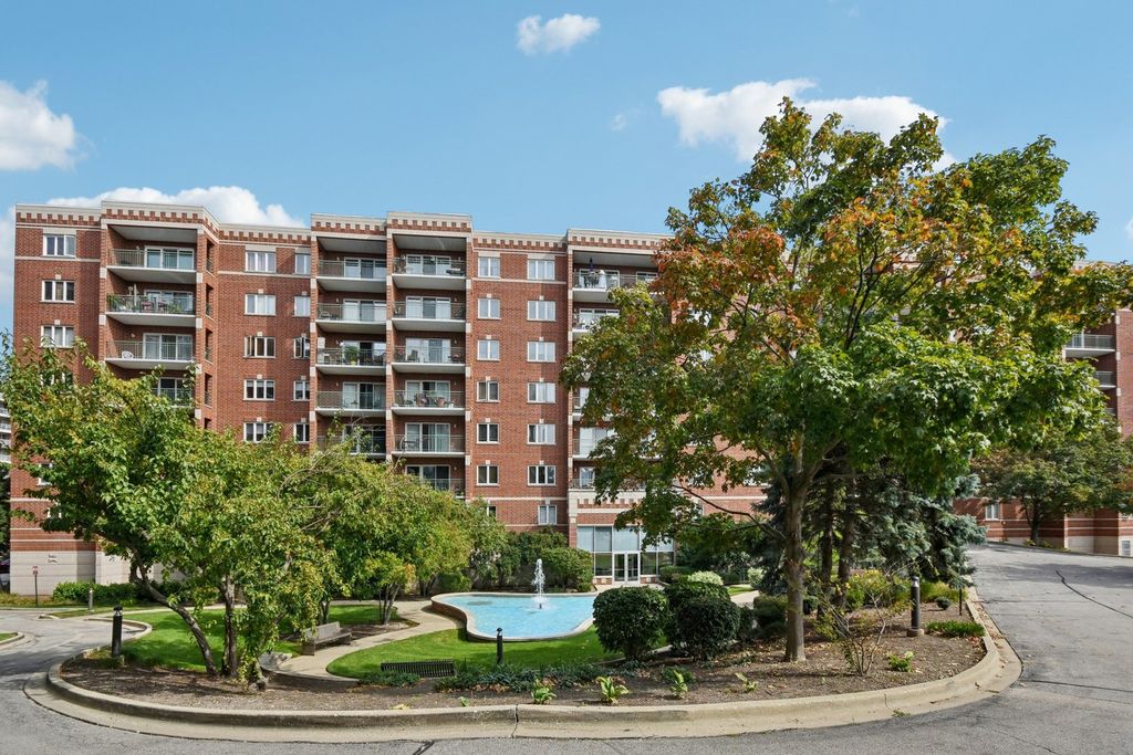 Photo for 650 S River Road #306, Des Plaines, IL 60016 (MLS # 12474636)