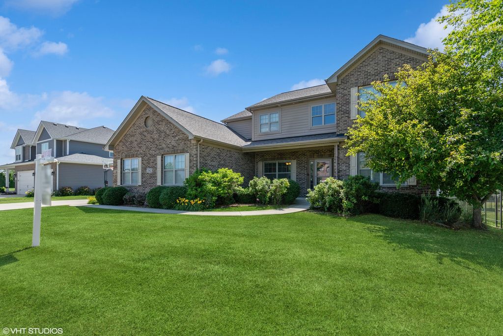 Photo for 21042 Lakewoods Lane, Shorewood, IL 60404 (MLS # 12401212)