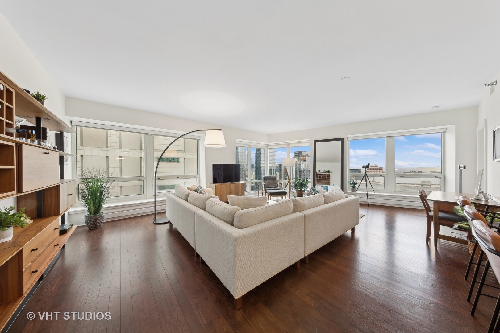 57 E Delaware Place 3401