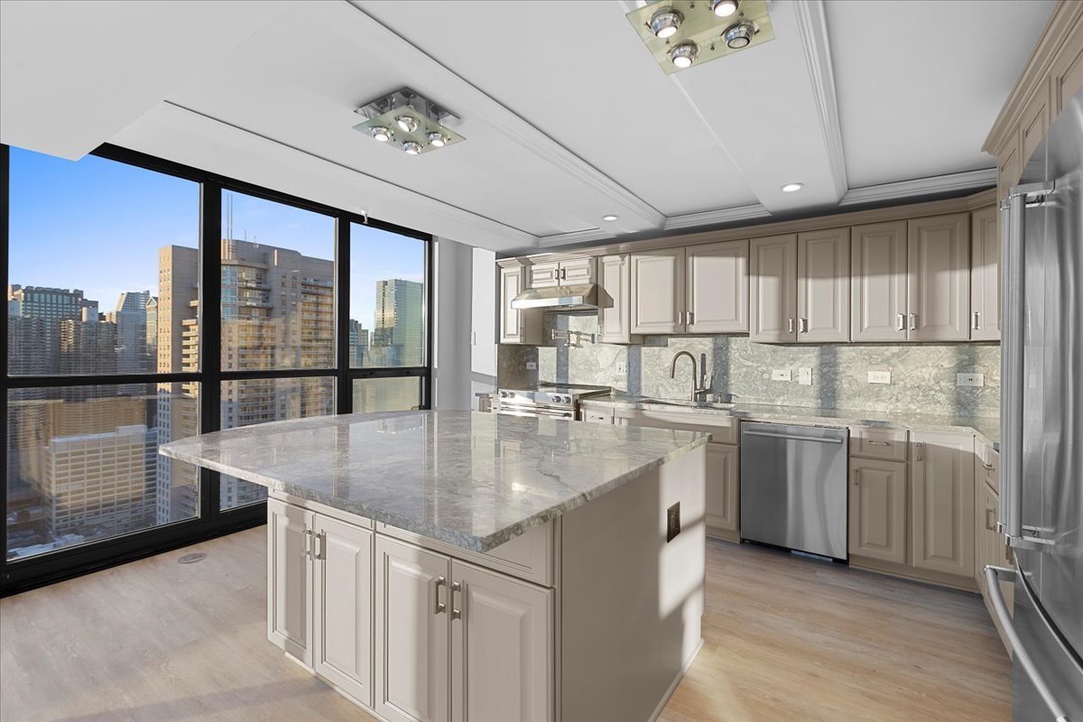 10 E Ontario Street 4801-02