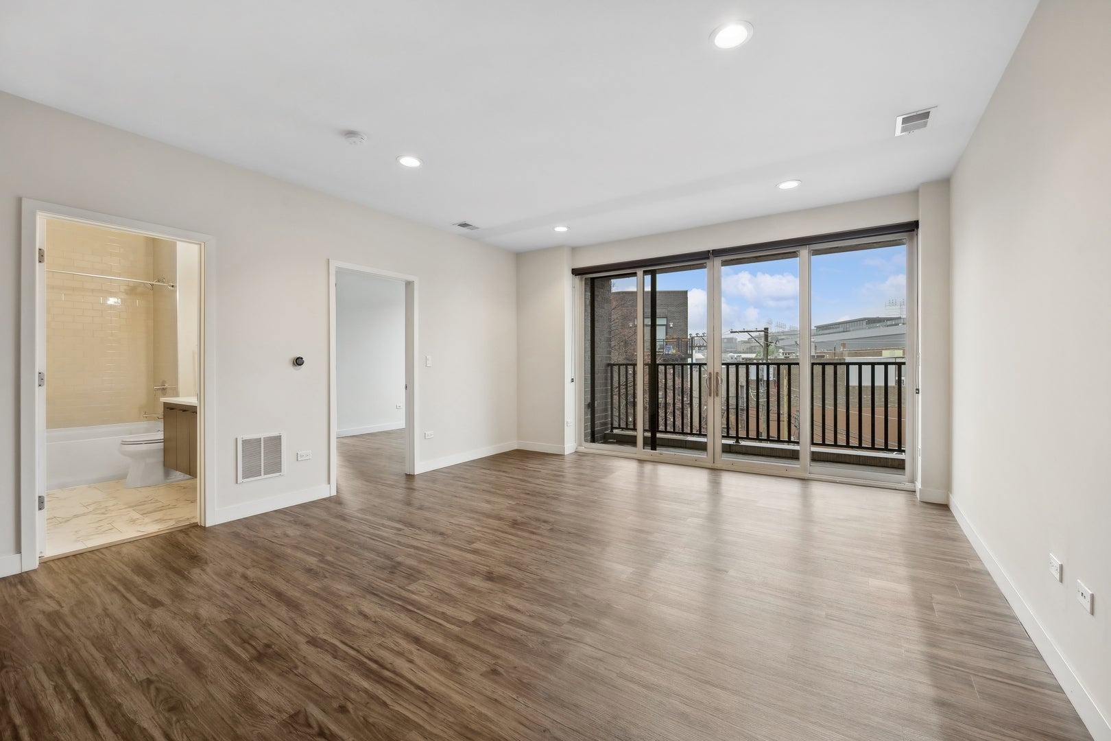 1045 W Cornelia Avenue 401
