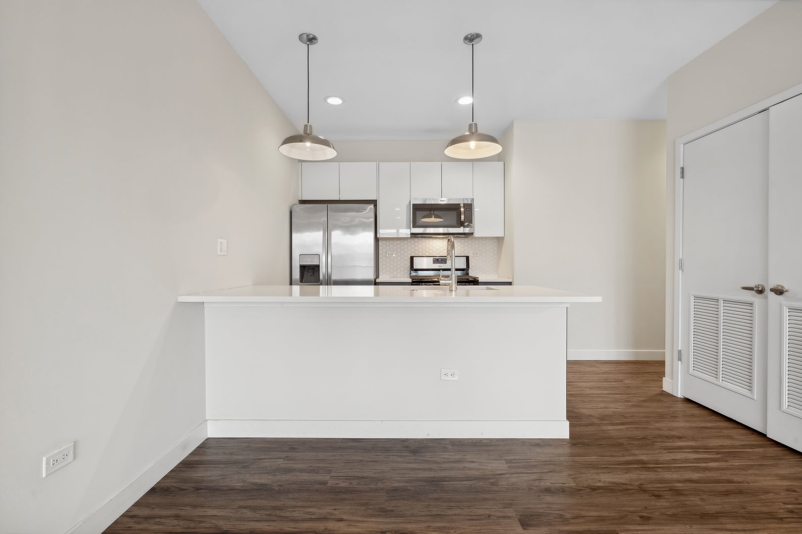 1045 W Cornelia Avenue 401