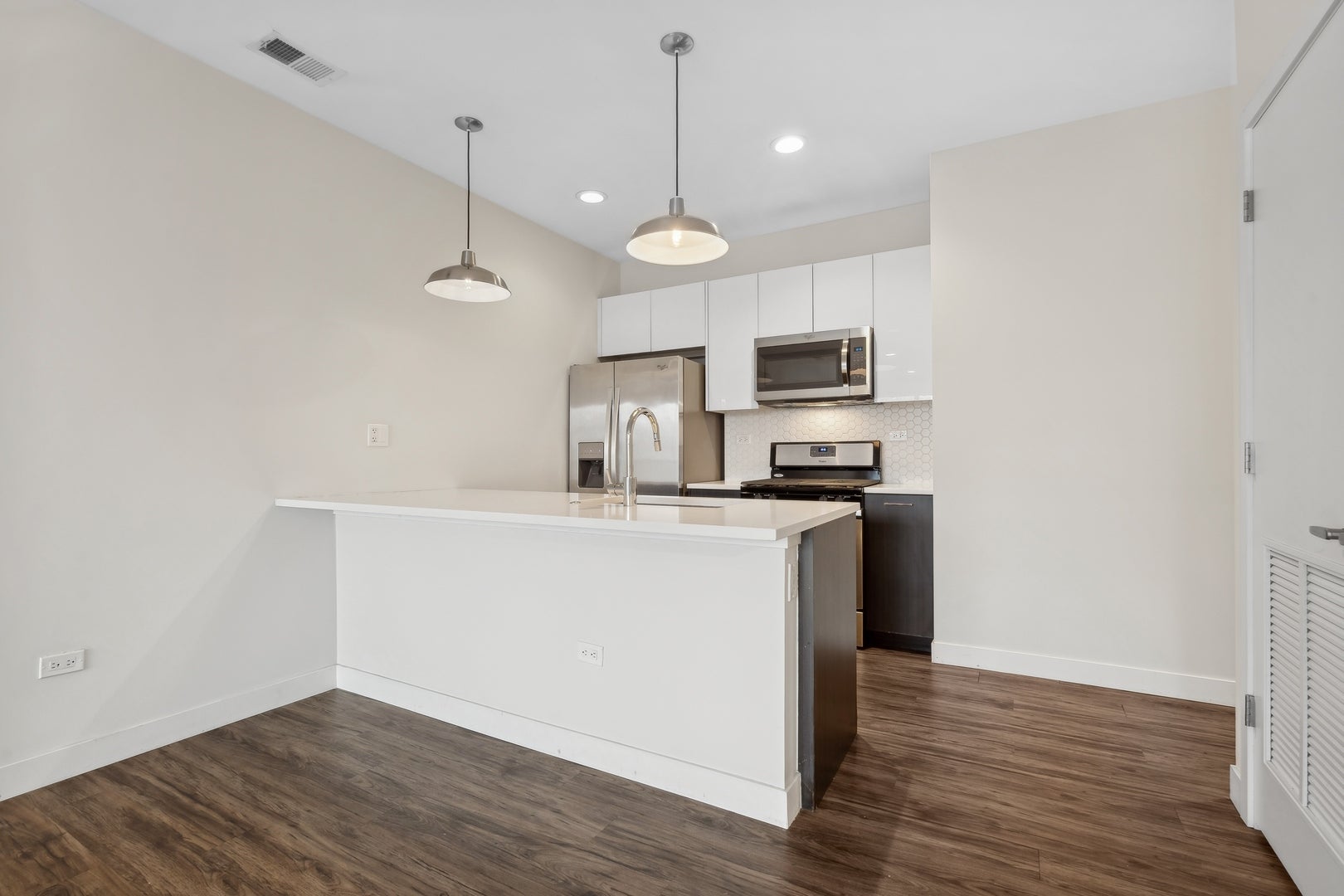 1045 W Cornelia Avenue 401