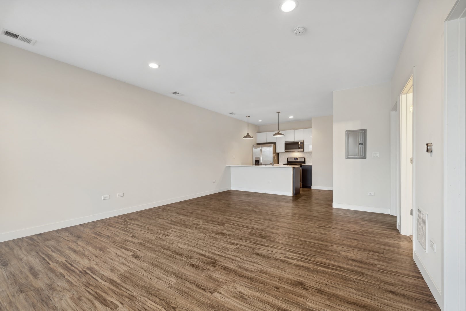 1045 W Cornelia Avenue 401