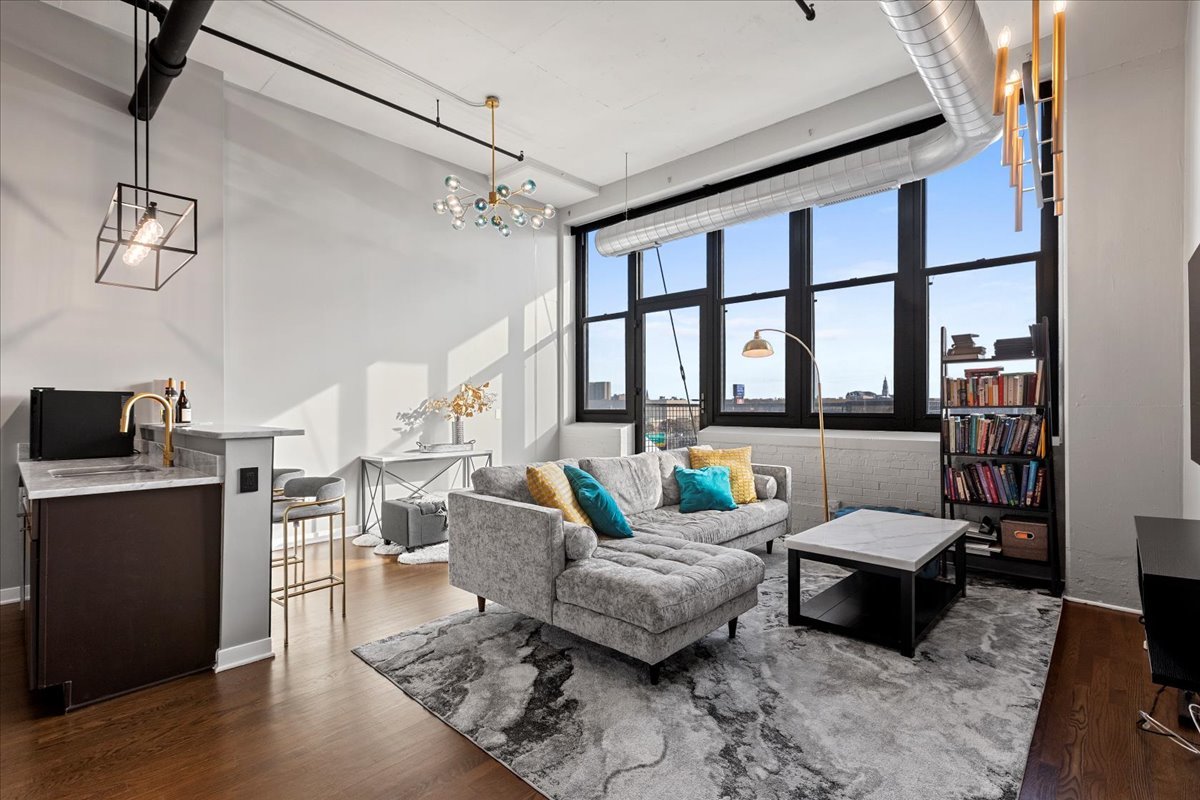 1224 W Van Buren Street 304