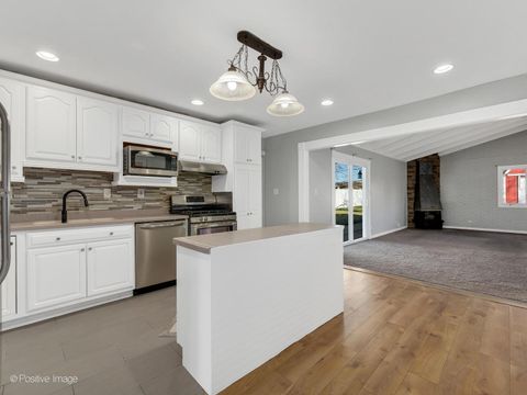 Tiny photo for 27 Hawthorne Lane, Streamwood, IL 60107 (MLS # 12563143)