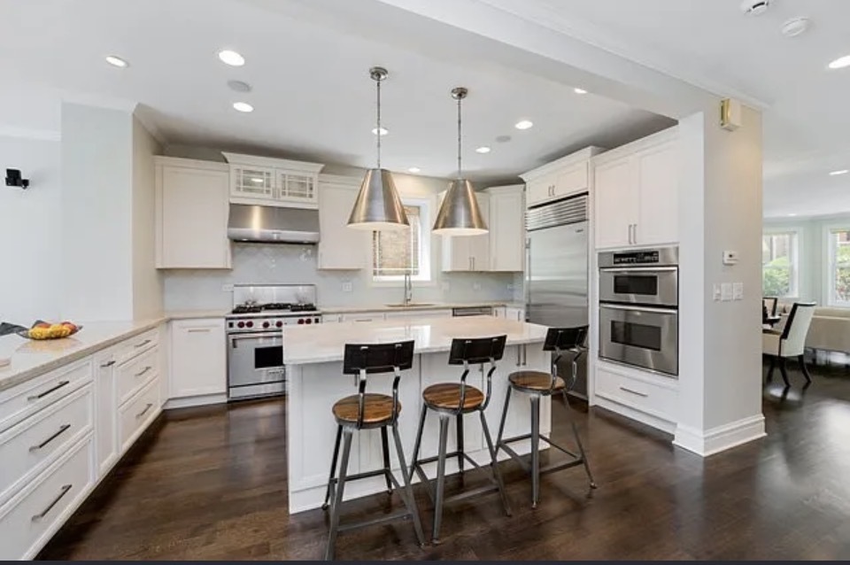 3833 N Claremont Avenue