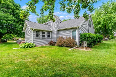 Tiny photo for 2520 Buckingham Avenue, Bettendorf, IA 52722 (MLS # 12700219)