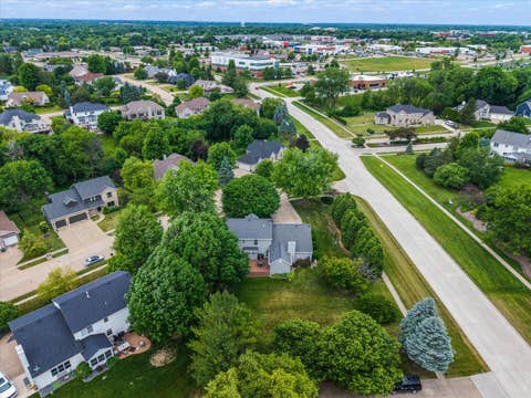 Tiny photo for 2520 Buckingham Avenue, Bettendorf, IA 52722 (MLS # 12700219)
