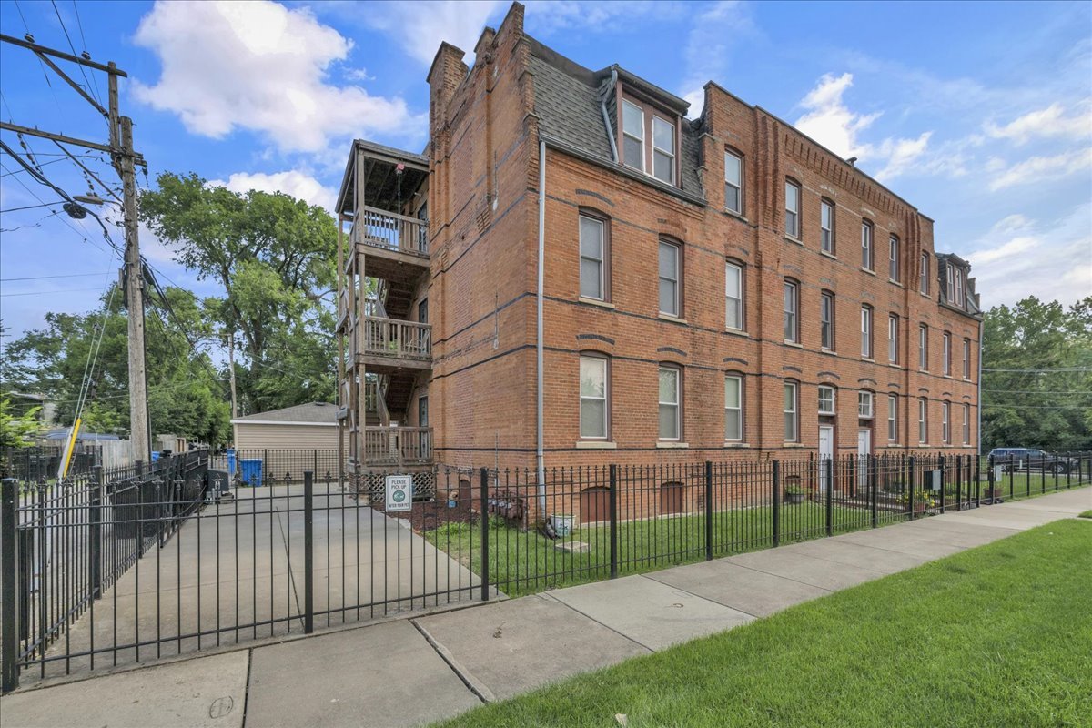 818-820 E 106th Street