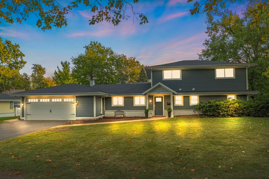 Photo for 314 Brookside Circle, Wheaton, IL 60187 (MLS # 12499684)