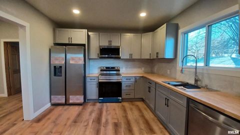 Tiny photo for 822 6th Avenue S, Clinton, IA 52732 (MLS # QC4260221)