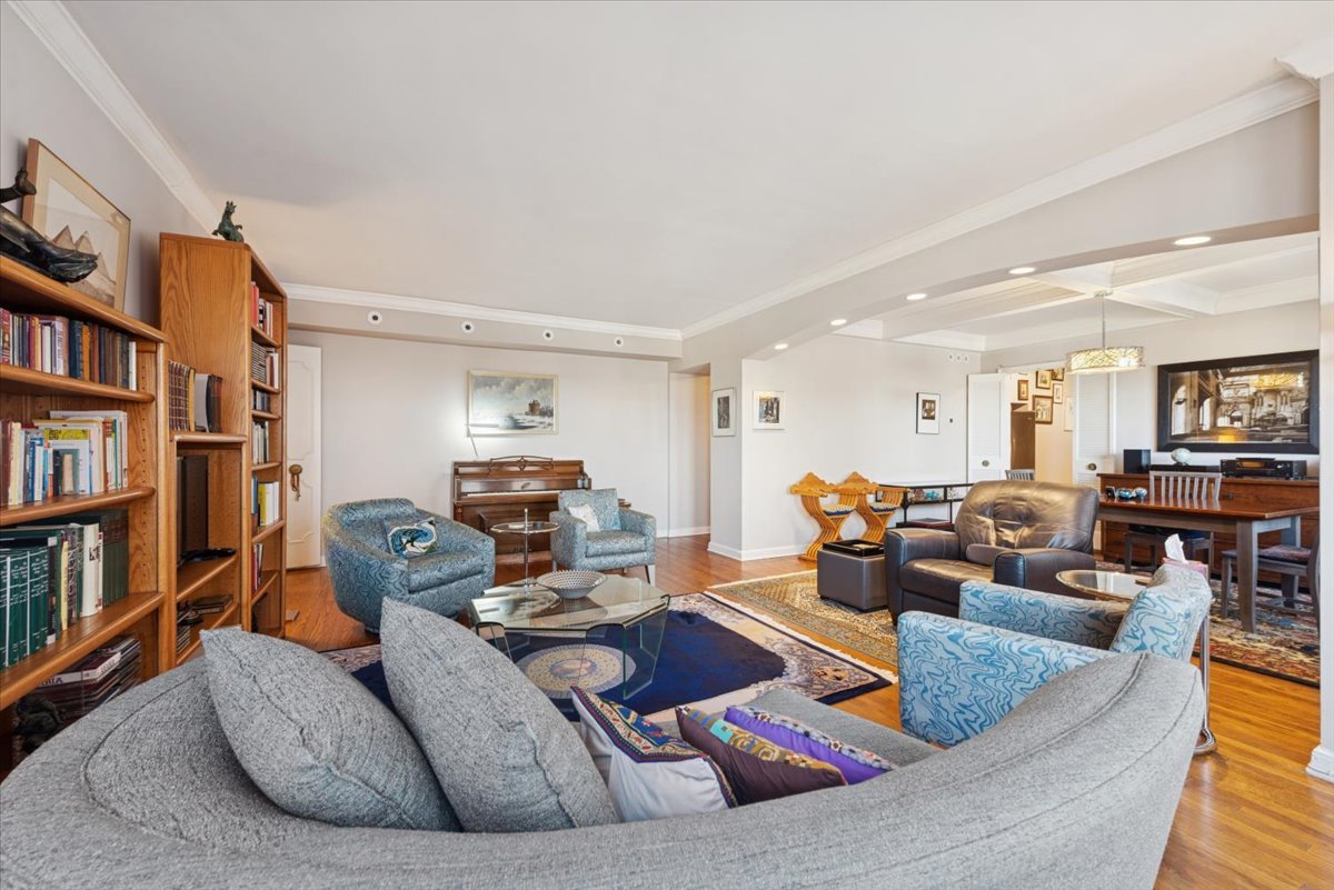 5555 N SHERIDAN Road 609