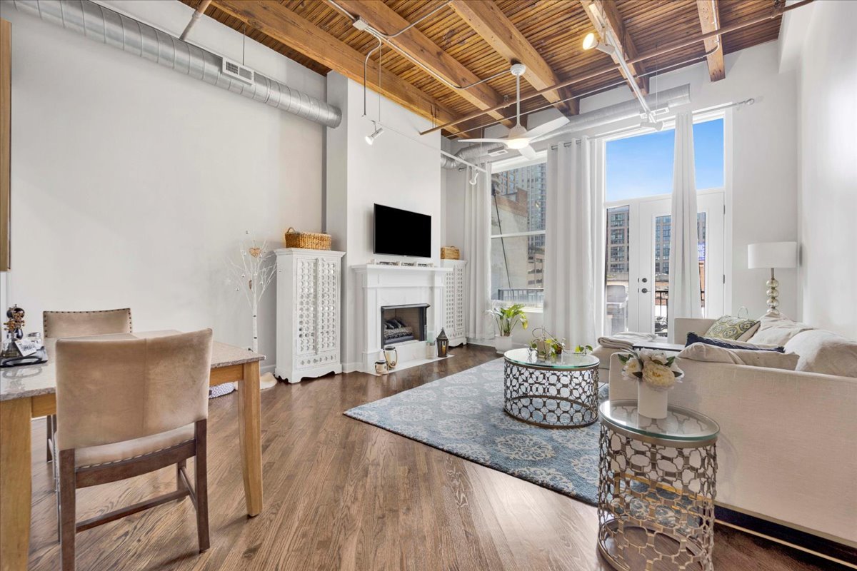 616 W Fulton Street 212