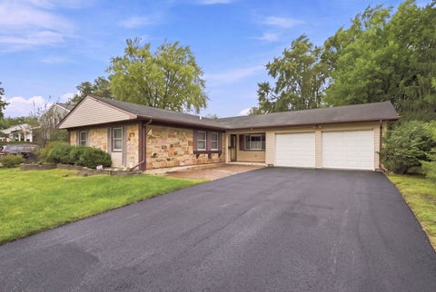 Photo of 1600 Cambourne Lane, Schaumburg, IL 60194 (MLS # 12780229)