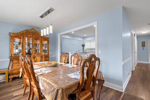 Tiny photo for 2004 E Parkview Circle, Hoffman Estates, IL 60169 (MLS # 12524167)