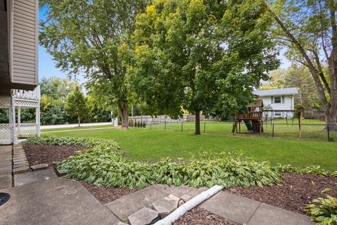 Tiny photo for 2004 E Parkview Circle, Hoffman Estates, IL 60169 (MLS # 12524167)