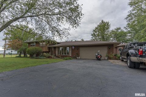 Photo of 2022 W MAIN Street, Salem, IL 62881 (MLS # EB455354)