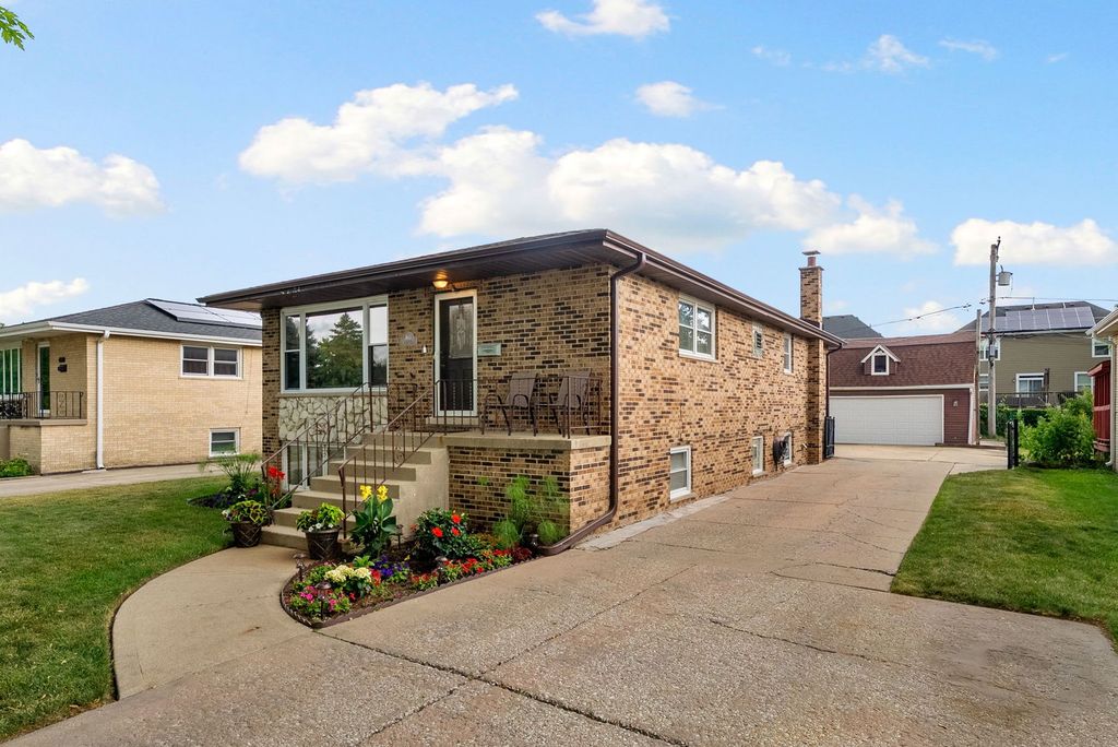 Photo for 4613 Madison Avenue, Brookfield, IL 60513 (MLS # 12503468)