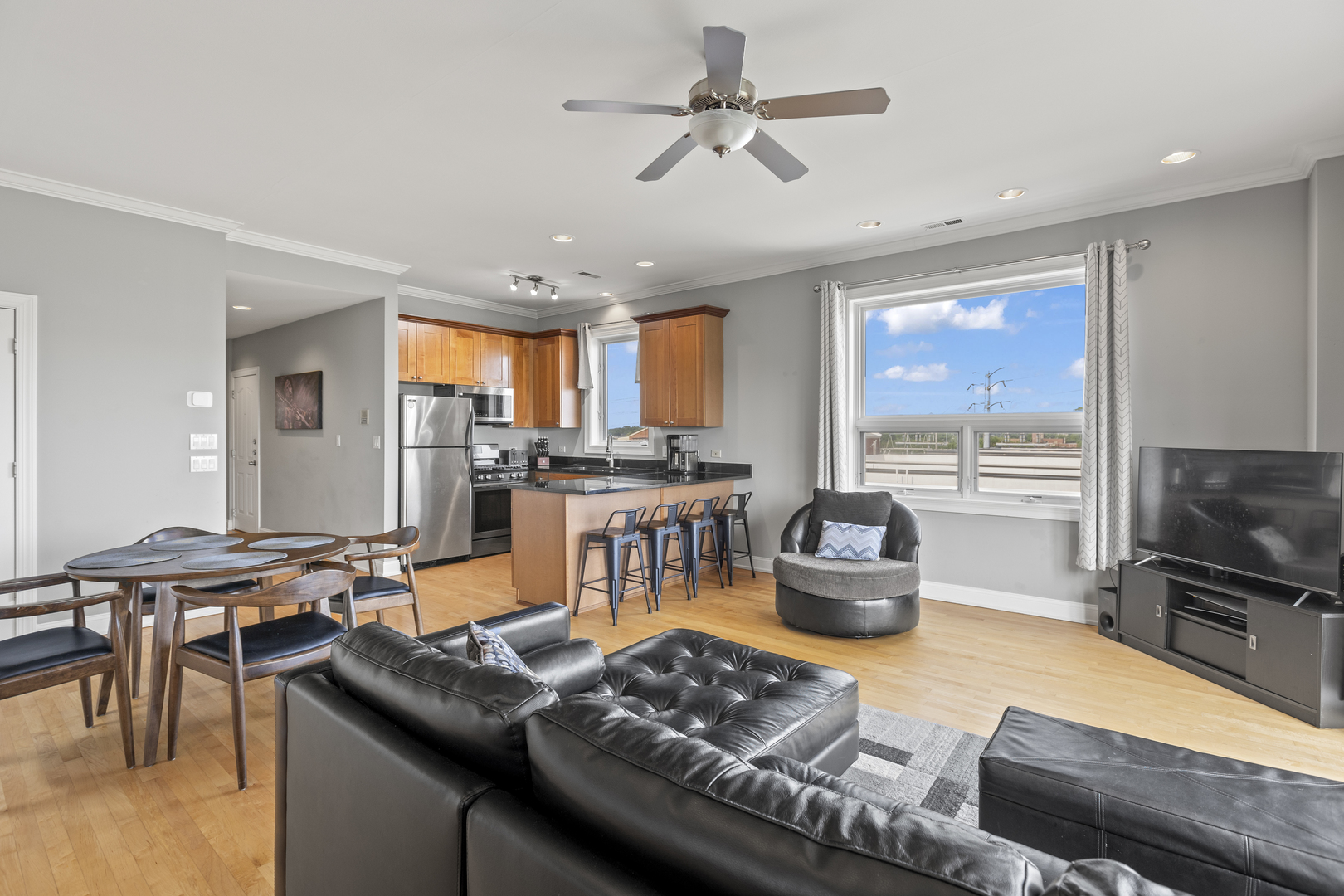 2521 W Congress Parkway 4
